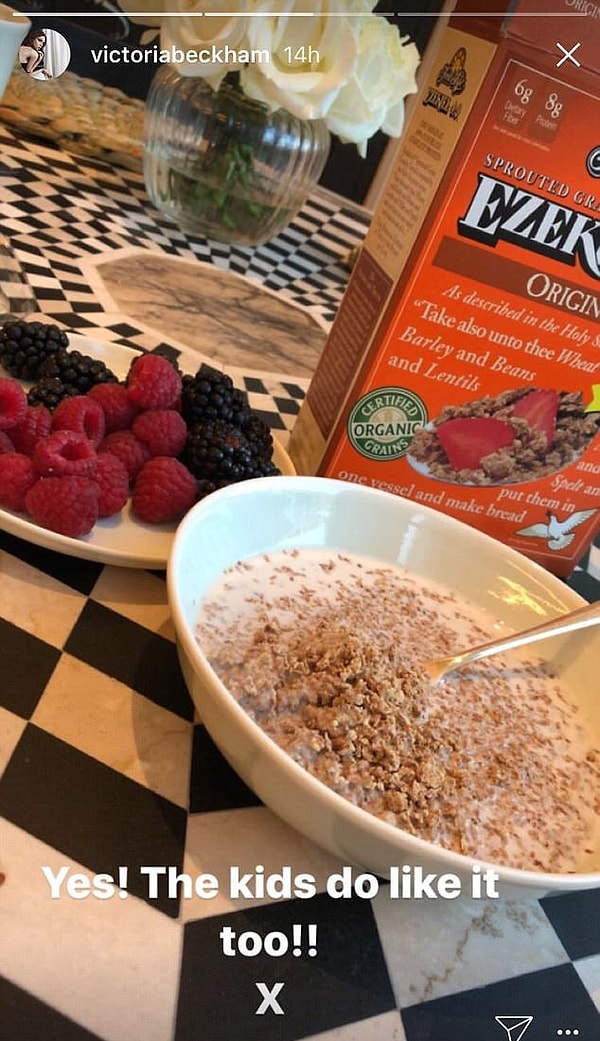 В другом посте бывшая "перчинка" выставила картинку с изображением злаков фирмы "Ezekiel", описанных как "пророщенные хрустящие злаки", и сказала, что ее дети любят их.