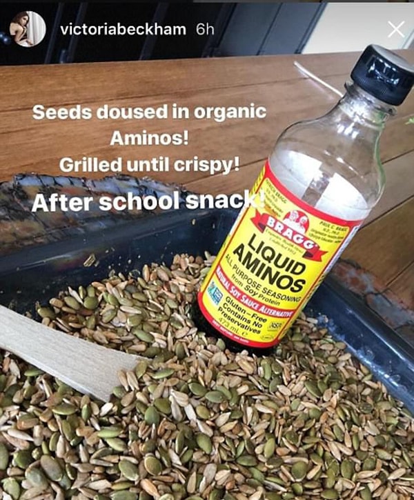На прошлой неделе Виктория поделился с подписчиками, что едят ее дети в качестве перекуса после школы. Перед вами поднос со смешанными орехами и семенами тыквы, политыми органическими аминокислотами из соевого белка.