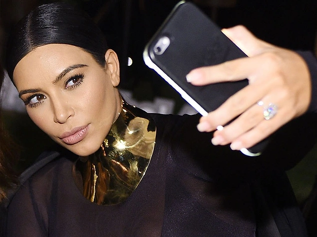 Kim Kardashian bir trend öncüsü ve yıllardır onun yaptıkları modaya yön veriyor.
