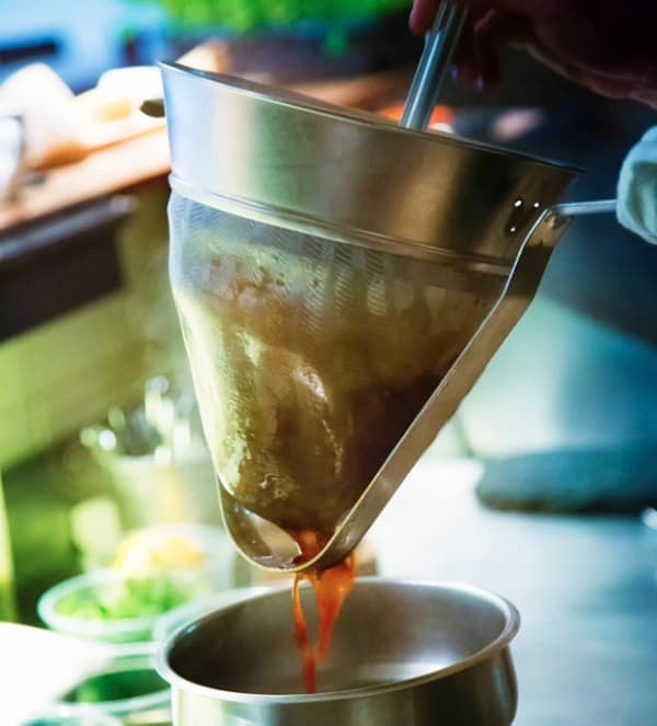 9. Секрет приготовления нежнейших соусов лежит в использовании поварами конического сита