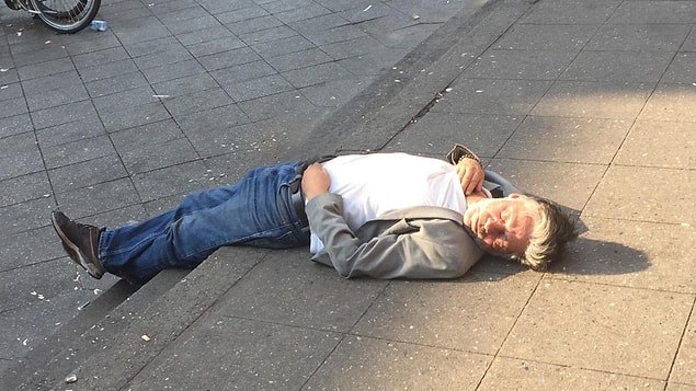 Bir ara hakkında "Evsiz kaldı, sokakta yatıyor" gibi haberler çıktı. Fotoğrafa bakınca aslında haber yalan gibi gelmiyor. Zaten bu yüzden kötü alışkanlıklarını bırakmaya karar vermişti.