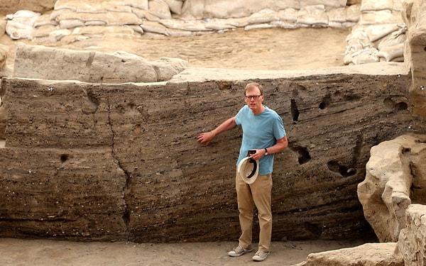 Dural, Çatalhöyük'te kazıya başkanlık yapan Prof. Dr. Ian Hodder'den tercümanı aracalığıyla 52 saatlik bir ders aldı.