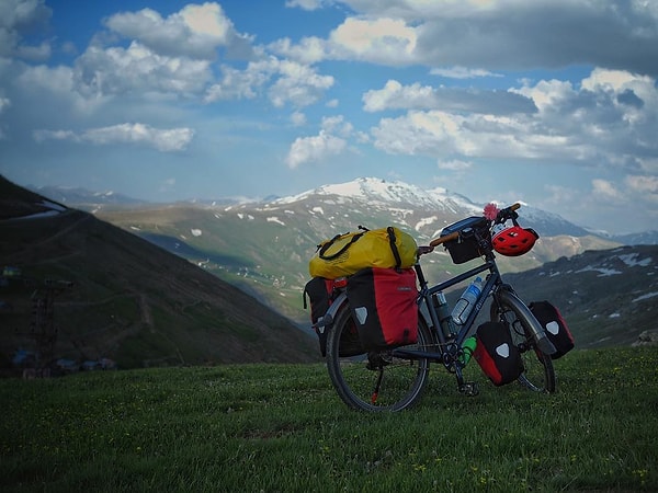 Arabaların uzağında pedallamak ister misin ?