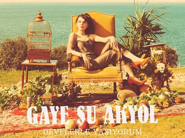 Daha sonraları dağılacak dört müzik grubunun içinde yer alan Gaye Su Akyol'un ilk solo albümü "Develerle Yaşıyorum" 2014 yılında yayınlandı ve bir anda adından sıkça söz ettirmeye başladı.