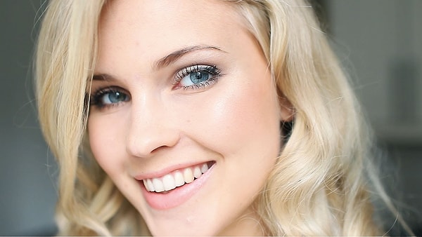 2. По-вашему, откуда эта девушка?