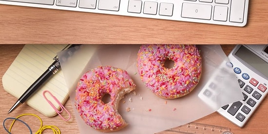 Количество лишних калорий, которые вы съедаете на работе за перекусом, заставит вас плакать 😳