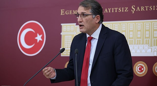 CHP’nin eğitimcilikten gelen milletvekillerinden Ceyhun İrgil gelişmeyi 'tuhaf bir durum' olarak niteledi...