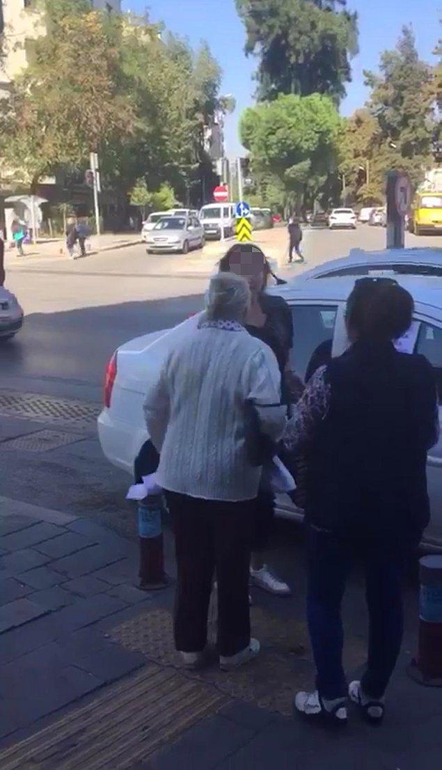 Mahalle sakinlerinden yaşlı bir kadın, sürücüye tepki gösterdi.