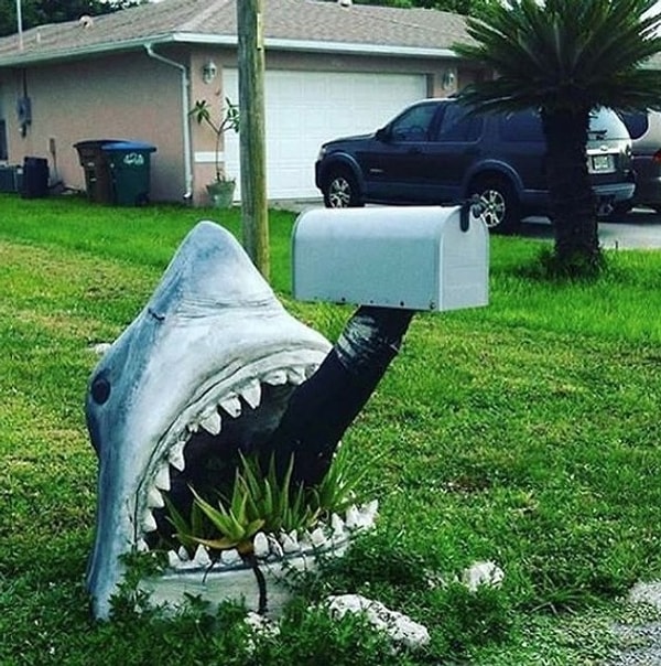 6. Ни снег, ни дождь не останавливают почтальонов от выполнения своей работы. Но к такому ящику я бы на их месте подходить не стал