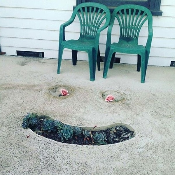 8. "В смысле какое-то лицо смотрит на тебя из бетона? Ты что, совсем съехал с катушек?"