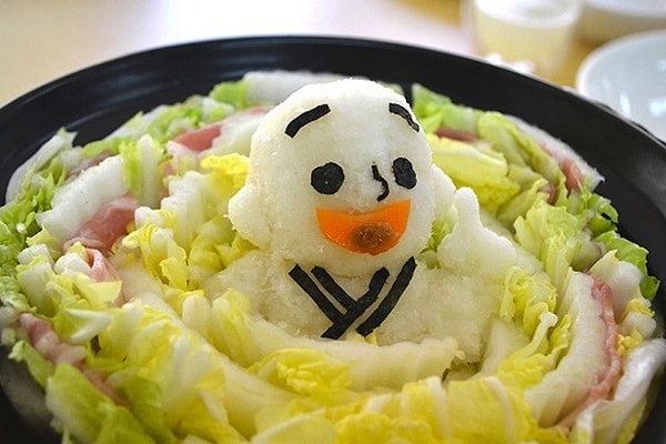 4. В холодные зимние месяцы, набе - это здоровая еда, способная согреть ваш организм. Вдохновляясь искусством бэнто, где еда оформлена так, чтобы выглядеть в виде животных, людей или героев поп-культуры - творения Коно не только наполняют желудок, но и согревают сердце.