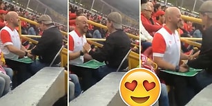 Görme Engelli Oğluna Futbol Maçını Karton Üzerinden Anlatan Baba Gibi Baba