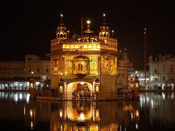 4. Hindistan'da bulunan Altın Tapınak, Amritsar Nehri'nin tam ortasında bulunan büyüleyici bir yapı.