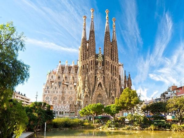 6. Modern mimarinin öncülerinden Antoni Gaudi'nin bitirecek kadar yaşayamadığı eseri Sagrada Familia. Dışı masal dünyasından fırlamış gibi görünse de...