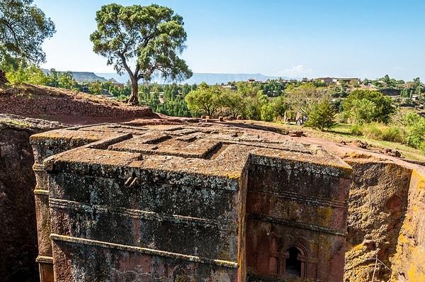 13. Etiyopya'daki Lalibela Kaya-Oyma Kiliseleri, 12. yüzyılda bir kayaya oyularak inşa edildi.