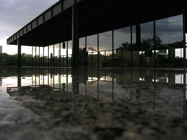15. 1960'lı yıllarda modern mimarinin destekleyicilerinden Mies van der Rohe tarafından Berlin'de inşa edilen Neue Nationalgalerie.