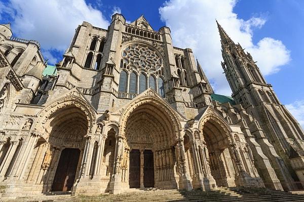20. Fransa'nın kuzeyinde 1200'lü yıllarda inşa edilen Chartres Katedrali, Gotik mimarinin en önemli örneklerinden biri.