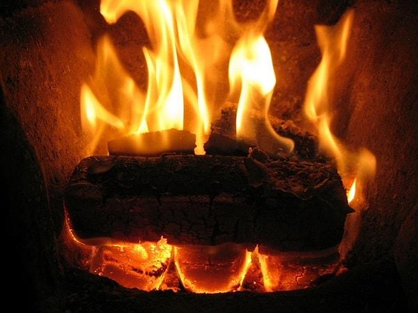 9. Çıtır çıtır yanan odun veya kömür kokusu