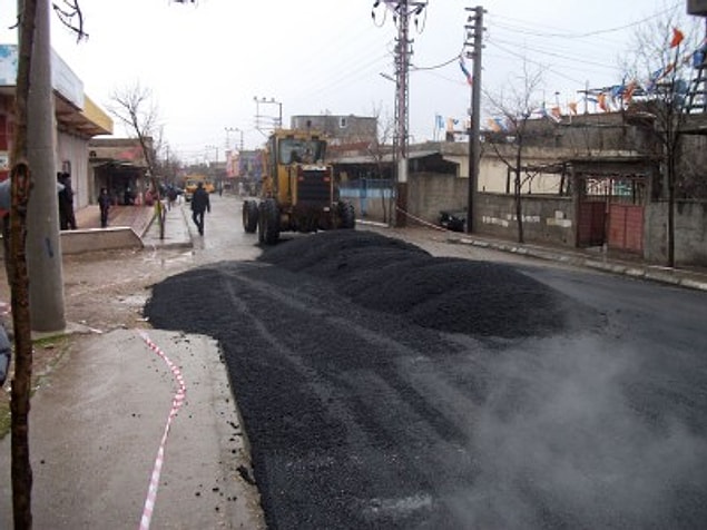 12. Yola yeni dökülmüş asfalt kokusu