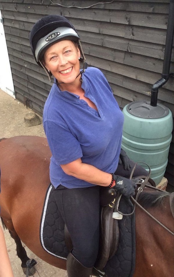 1. 54-летняя женщина отправилась на греческий остров Санторини. Эту поездку ей подарил муж Найджел в честь того, что она оправилась от болезни.