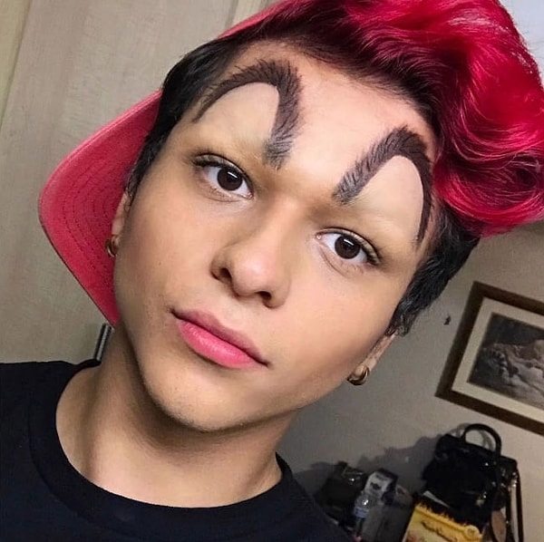 3. Хвала небесам, модники, решившие опробовать на себе новый тренд, не сбривают свои настоящие брови, а лишь «прячут» их с помощью консилера, а затем рисуют новые, в форме арок.