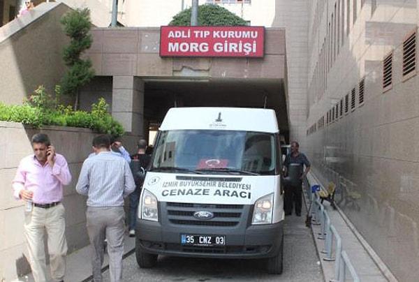 Kimliği belirlenemeyen yanmış ceset, savcının incelemesinin ardından otopsi ve kimlik tespiti için İzmir Adli Tıp Kurumu'nun morguna gönderildi