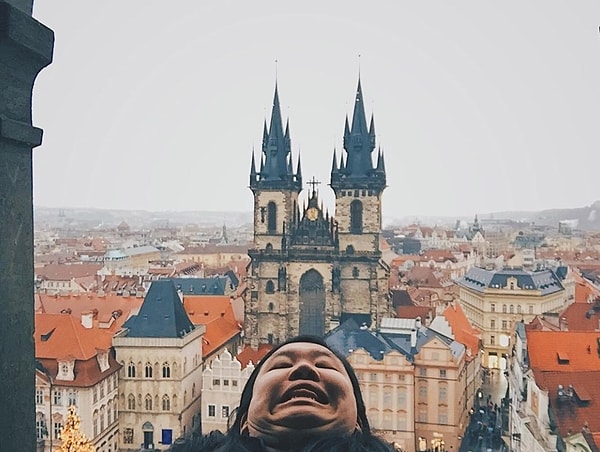 2. Девушка не понимает, зачем относиться к селфи настолько серьезно