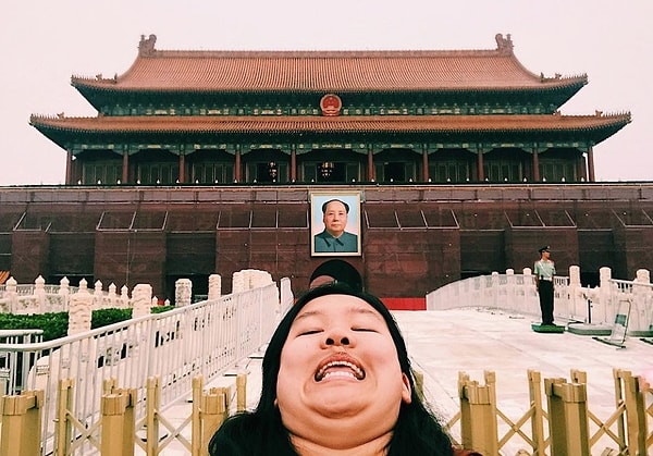 5. Конечно, фотографируясь в людных местах, Мишель ловит на себе косые взгляды, но она старается не обращать на них внимания