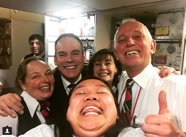 10. Как, к примеру, на этом фото, сделанном с сотрудниками аэропорта Глазго, Шотландия