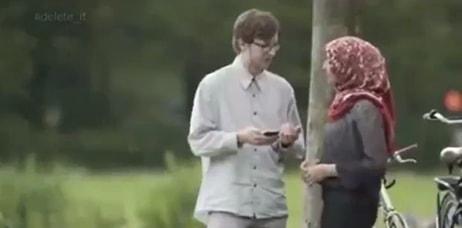 Müslüman Bir Kadın, Hollandalı İnsanlardan Telefonuna Gelen Nefret Mesajının Tercümesini İsterse