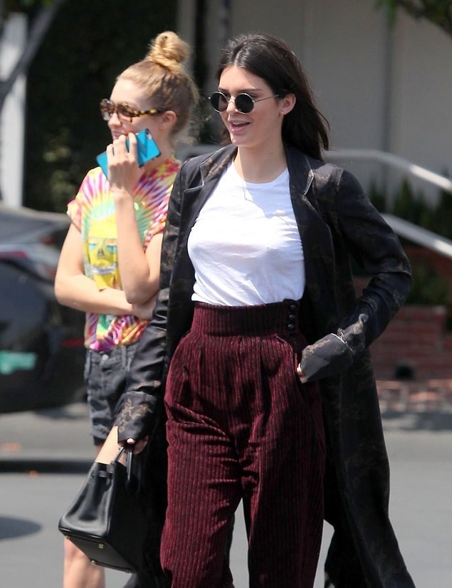 Tescilli stil ikonu Kendall Jenner da sezonun trendini sadelikle buluşturan isimlerden.