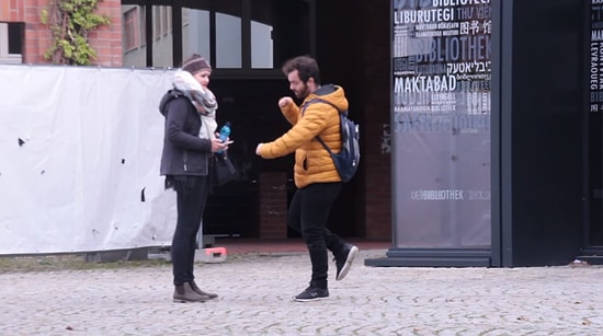 İnsanları Absürt Bir Şekilde Etkileyip, Teklifi Kabul Ettirmeye Çalışmak