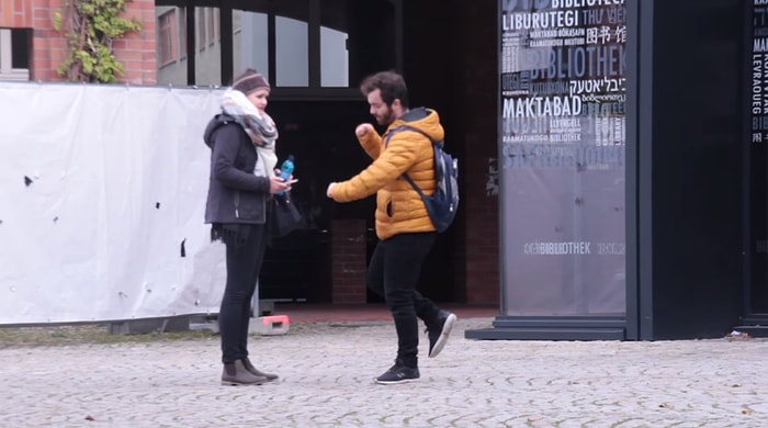 İnsanları Absürt Bir Şekilde Etkileyip, Teklifi Kabul Ettirmeye Çalışmak