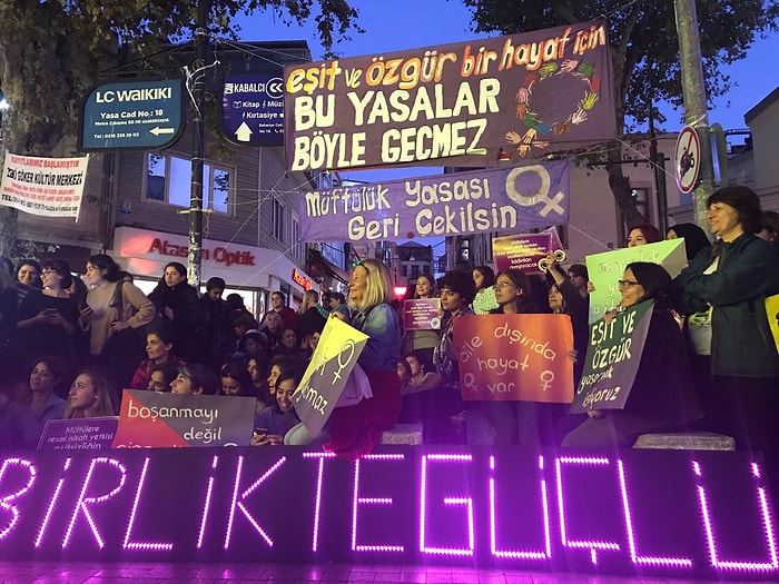 Tasarı Meclis'te, Kadınlar Eylemde: Sosyal Medyadan Yükselen #MüftülükYasasınaHayır Sesi