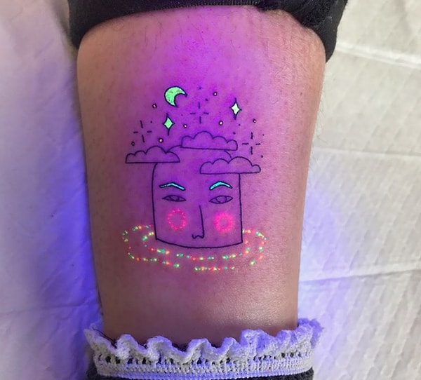 1. Тукой Оя — художница из Мельбурна, которая прославилась тем, что создает татуировки, используя ультрафиолетовые чернила, чтобы выделить определённые области в ее работах.