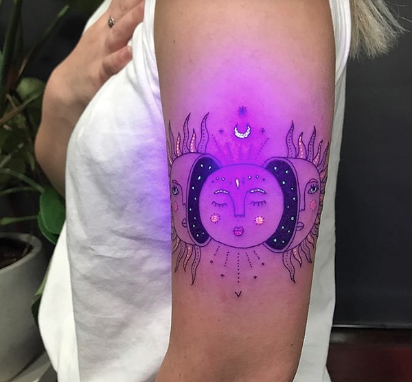 4. Художница использует в своей флуоресцентной палитре желтый, зеленый, кислотно-розовый, блестящий синий и огненно-оранжевый с добавлением черной обводки.