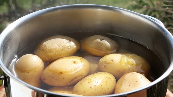 3. Бросать картошку в горячую воду