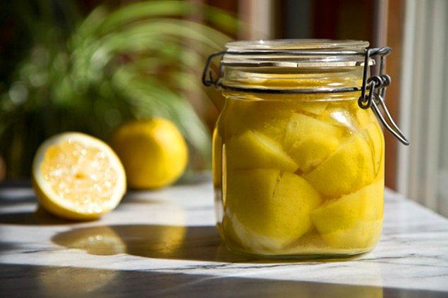 3. Sayısız kullanım alanı olan limon ile başlayalım... Limon kabuklarını kesinlikle atmayın, o kadar çok işinize yarayacak ki!