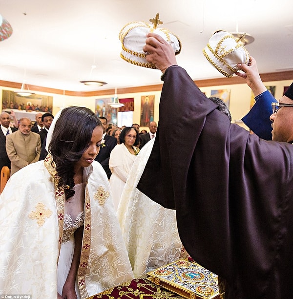 10. Пара поженилась в роскошной эфиопской православной церкви. На бракосочетании присутствовало 13 священников.