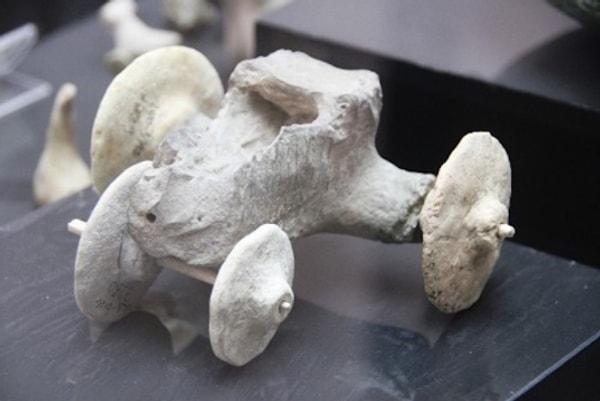 Model olarak benzer bir oyuncak 2011 yılında Mardin'in Kızıltepe ilçesindeki kazıda ortaya çıkarılmıştı. Bu oyuncağın ise 7 bin 500 yıllık olduğu tespit edilmişti.