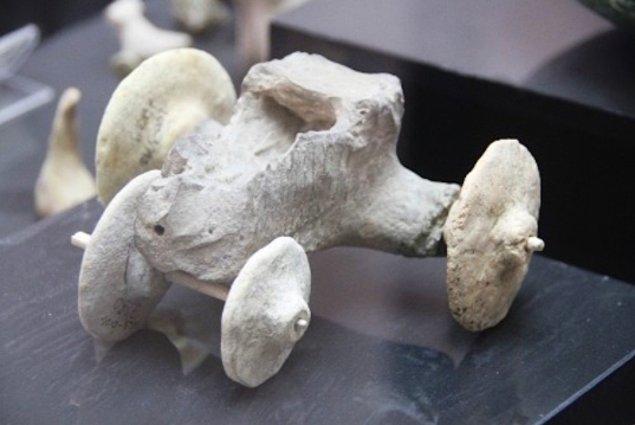 Model olarak benzer bir oyuncak 2011 yılında Mardin'in Kızıltepe ilçesindeki kazıda ortaya çıkarılmıştı. Bu oyuncağın ise 7 bin 500 yıllık olduğu tespit edilmişti.
