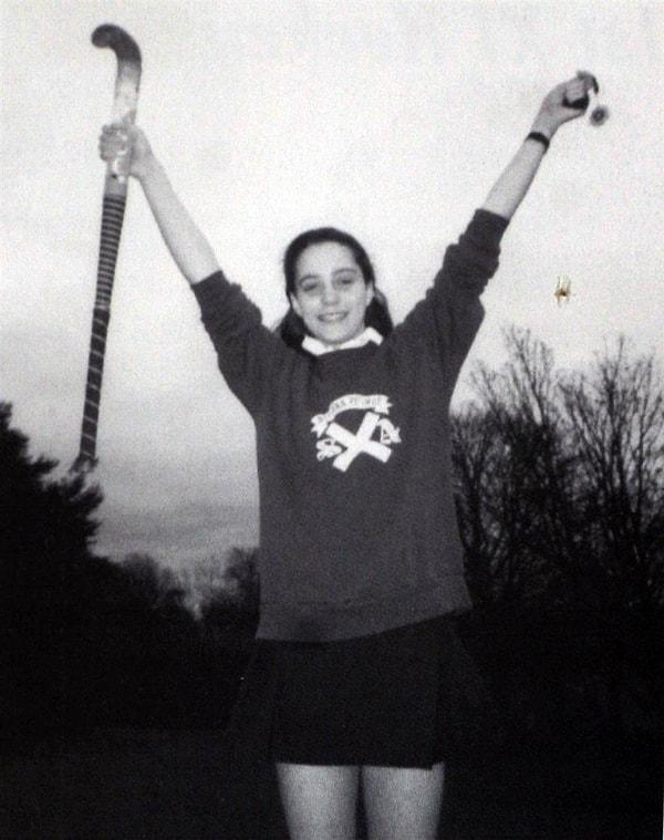 1. Biraz gerilere gittiğimizde karşımıza Kate Middleton'ın 1995'te henüz 13 yaşında olduğu hali çıkıyor; spora meraklı olan sıradan bir öğrenci. 😊