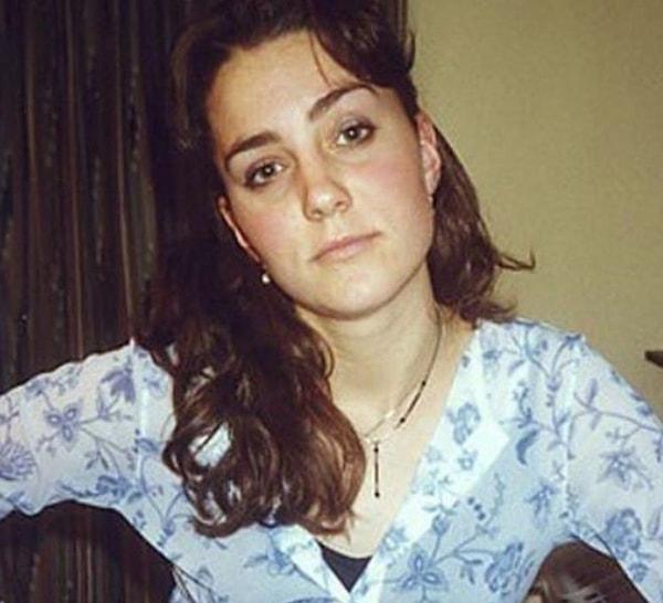 2. 1999'da 17 yaşındaki Kate makyaja ilgi duymakla beraber bolca kullandığı şeftali rengi allığı vazgeçilmezlerinden biriymiş.