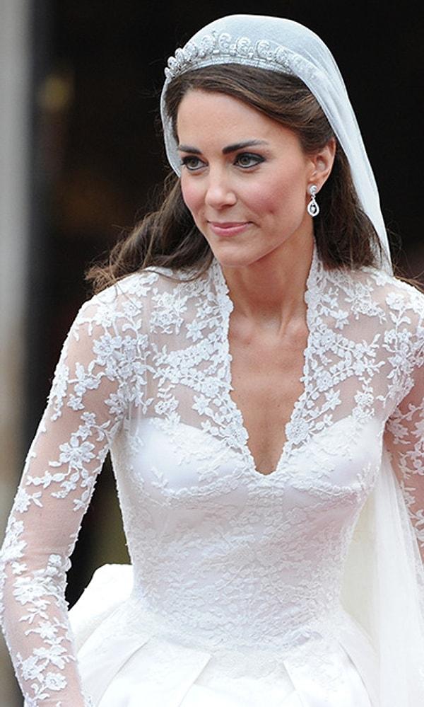 9. 2011 yılında tüm dünyanın merakla beklediği düğünlerinde geleceğin stil ikonu Kate Middleton zarif gelinliği, saçı ve makyajıyla tam olarak büyüleyici görünüyordu.