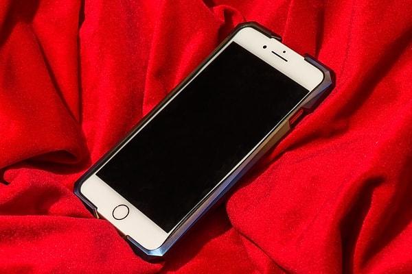Burda tıpkı iPhone 8 Gold gibi görünse de gökkuşağı görünümü farklı bir telefon gibi gösteriyor ve lüks bir ürün olduğu belli oluyor.