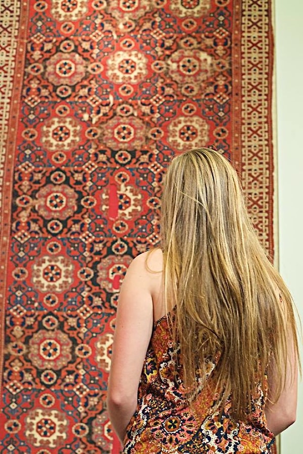 7. Фотограф часто посещает различные музеи в Париже, Вене или Берлине, где он ожидает посетителей, которых позже "соединяет" с произведениями искусства.