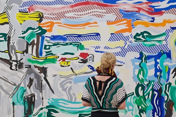 11. Если вы собрались в музей -  посмотрите внимательно по сторонам, ведь, быть может, Стефан сопоставляет вас с какой-нибудь картиной.