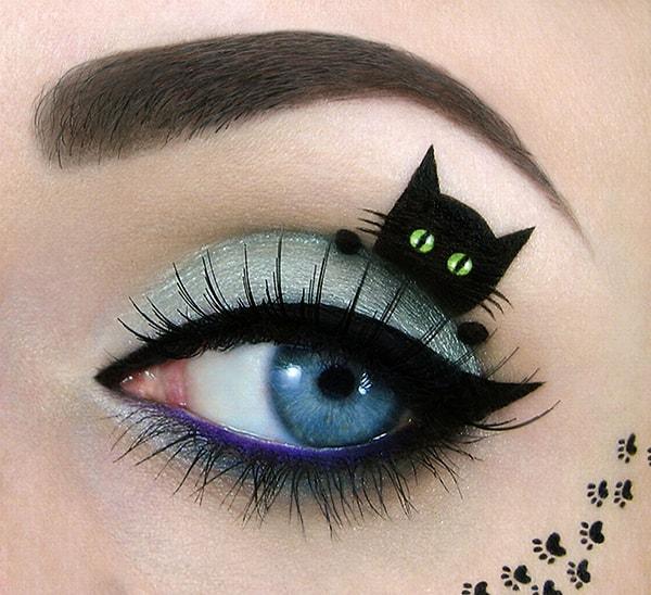 13. Cadılar Bayramı kedisiz olur mu hiç! Siyah bir göz kalemi yardımıyla göz makyajınıza sevimli bir kedi dahil etmek hiç de zor değil... 😻