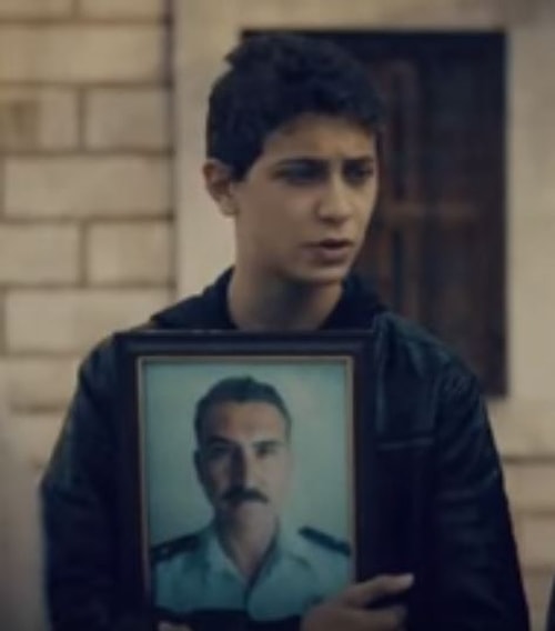 Cihangir kardeşinin vatan haini babasını kahraman sanmasına izin veriyor. Babasının cenazesine gelen bile olmamış.