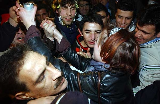 8. Türk erkekleri eğer kadınsan çok yapışkan olabiliyor.